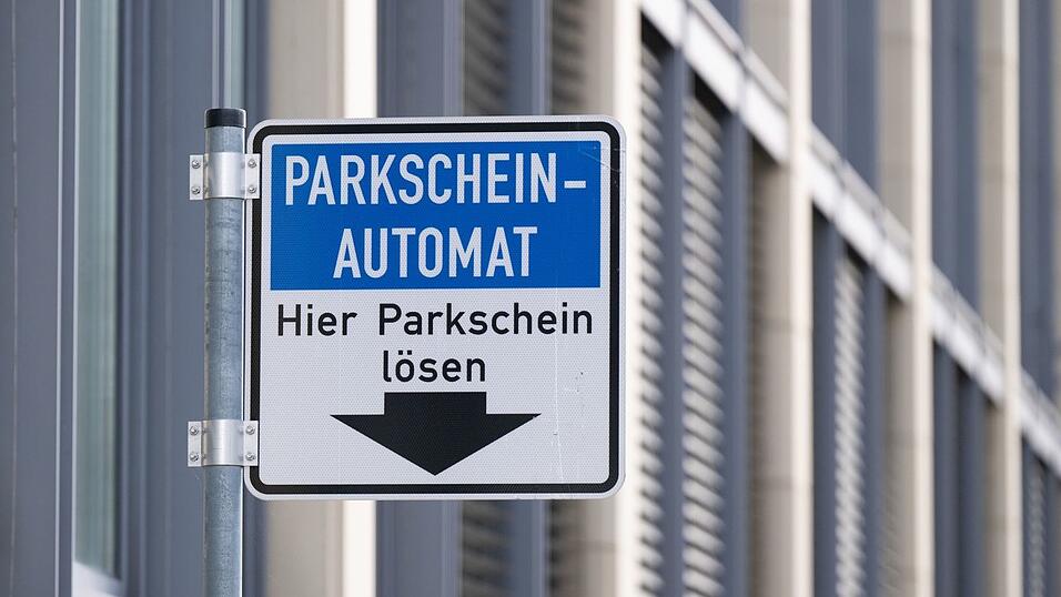 In Kempten will die Stadtverwaltung nach einem mutmaßlichen Millionendiebstahl die Parkscheinautomaten-Leerung neu organisieren. (Symbolbild) In Kempten will die Stadtverwaltung nach einem mutmaßlichen Millionendiebstahl die Parkscheinautomaten-Leerung neu organisieren. (Symbolbild)