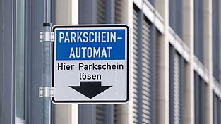In Kempten will die Stadtverwaltung nach einem mutmaßlichen Millionendiebstahl die Parkscheinautomaten-Leerung neu organisieren. (Symbolbild) In Kempten will die Stadtverwaltung nach einem mutmaßlichen Millionendiebstahl die Parkscheinautomaten-Leerung neu organisieren. (Symbolbild)