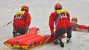 Am Badeweiher konnten die Teilnehmer verschiedene realistische Einsatzszenarien &uuml;ben - vom Ann&auml;hern an eingebrochene Personen &uuml;ber die Sicherung der Retter bis hin zur schonenden Rettung und Erstversorgung.