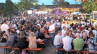 Stimmungsvolles Ambiente: Bis in die Nachtstunden hinein herrschte im Freibad Hochbetrieb. Fotos: Gregor Raab Stimmungsvolles Ambiente: Bis in die Nachtstunden hinein herrschte im Freibad Hochbetrieb. Fotos: Gregor Raab