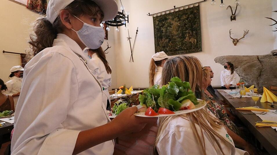 Passend zur Jahreszeit gab es Sommersalat mit Joghurtdressing.