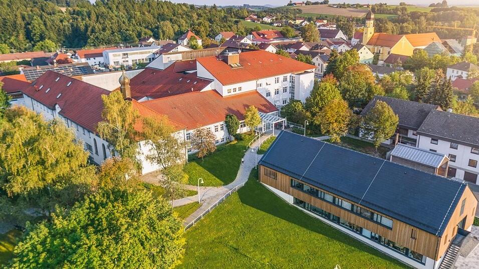Die orthopädische Fachklinik in Schwarzach soll mit dem Verkauf an einen anderen Träger zukunftsfit gemacht werden. Investitionen in das Gebäude und eine Erweiterung der Operationssäle seien bald notwendig. Für den derzeitigen Träger, eine Stiftung, sei das finanziell nicht zu stemmen.
