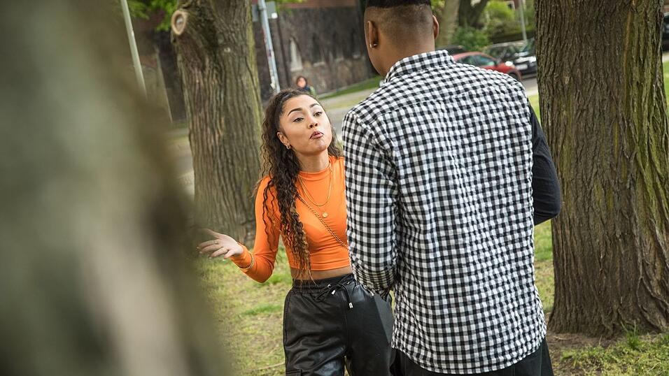 Respektvolle Kommunikation erfordert aufmerksames Zuhören und eine höfliche Sprache.