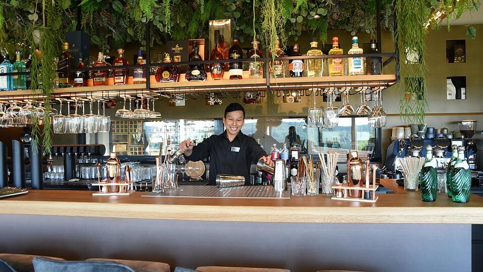 Ein Becher aus der Hand geglitten: Azubi Tilek Umotaliev nimmt es mit Humor. Bereits vor seiner Ausbildung am Ulrichshof arbeitete der 19-J&auml;hrige als Barkeeper in Kirgisien.