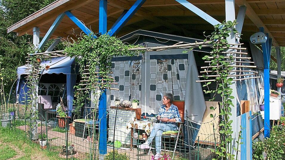 Jeanette Rischar sitzt bei jedem Wetter auf ihrem Lieblingsplatz vor dem Zelt. Basteln und dekorieren sind ihre Leidenschaft: Statt alte Dinge wegzuwerfen, verwertet sie diese wieder. Das nennt sich Upcycling. Jeanette Rischar sitzt bei jedem Wetter auf ihrem Lieblingsplatz vor dem Zelt. Basteln und dekorieren sind ihre Leidenschaft: Statt alte Dinge wegzuwerfen, verwertet sie diese wieder. Das nennt sich Upcycling.