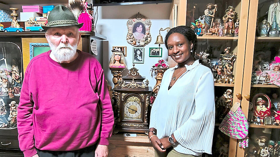 Vinzent Puzik hat mehr als nur eine riesige Sammlung - zwischen unterschiedlichen Uhren, handgeschnitzten Holzfiguren und alten Puppen fühlen sich er und seine Adoptivtochter Jerida wohl.