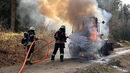 Der in Vollbrand stehende Radlader konnte durch die Feuerwehren z&uuml;gig gel&ouml;scht werden.