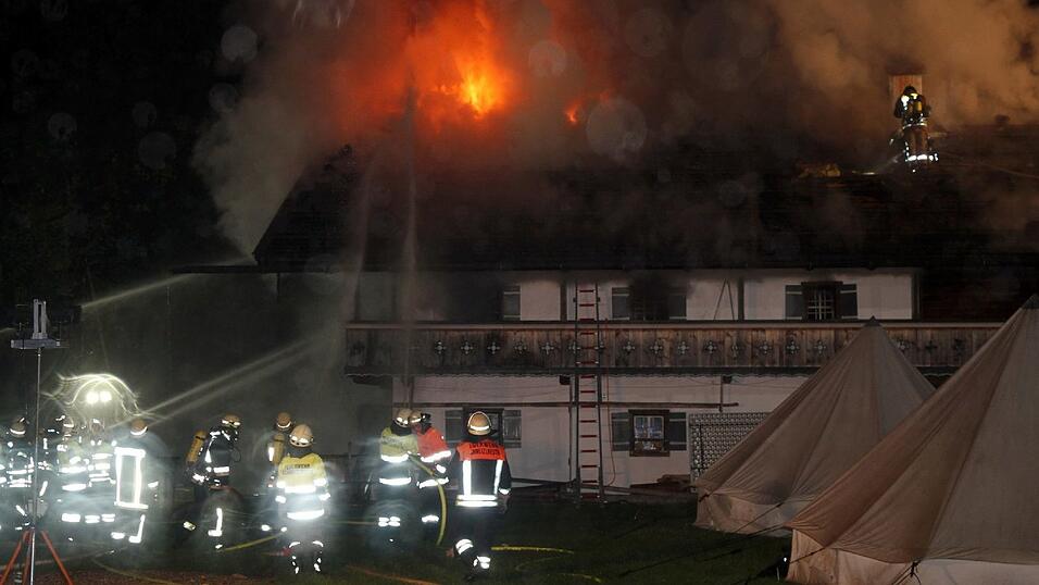 Am 23. Mai brannte in Schneizlreuth ein Eventhotel nieder. Dabei kamen sechs Mitarbeiter der Firma Lindner ums Leben. Am 23. Mai brannte in Schneizlreuth ein Eventhotel nieder. Dabei kamen sechs Mitarbeiter der Firma Lindner ums Leben.
