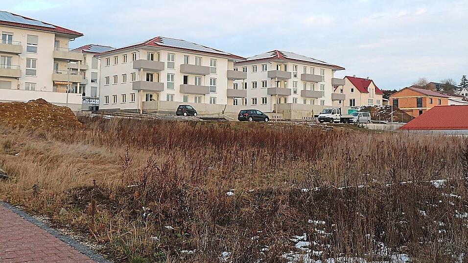 Die Bürgerliste wollte prüfen lassen, ob auf dieser Fläche am 'Fellenbrunn' sozialer Wohnungsbau möglich ist. Das rund 2450 Quadratmeter große Grundstück liegt in einem Mischgebiet und gehört dem Markt. Das Kommunalunternehmen lässt bereits eine Studie erstellen, wie das Grundstück bebaut werden kann. Die Bürgerliste wollte prüfen lassen, ob auf dieser Fläche am 'Fellenbrunn' sozialer Wohnungsbau möglich ist. Das rund 2450 Quadratmeter große Grundstück liegt in einem Mischgebiet und gehört dem Markt. Das Kommunalunternehmen lässt bereits eine Studie erstellen, wie das Grundstück bebaut werden kann.