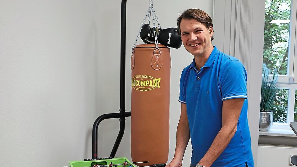Sein Büro sei sein zweites Zuhause, sagt Michael Streibl. Dort verbringe er - neben seiner Familie - viel Zeit. Seit 2009 ist er FDPler und hat im Kreisverband schon mehrere Ämter innegehabt. Sein Büro sei sein zweites Zuhause, sagt Michael Streibl. Dort verbringe er - neben seiner Familie - viel Zeit. Seit 2009 ist er FDPler und hat im Kreisverband schon mehrere Ämter innegehabt.