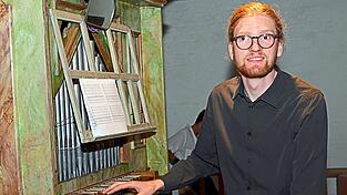 Simon Müller, ein Master der Kirchenmusik, spielte die kleine, aber wertvolle Barockorgel in St. Jakob zu Gaden.