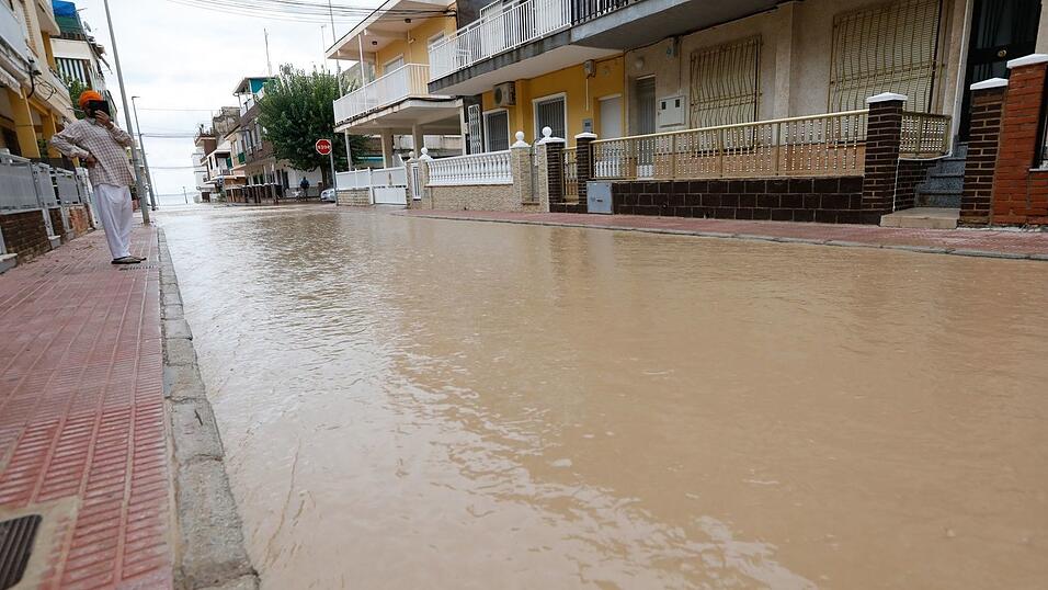 Zahlreiche Straßen sind in Südostspanien bei schweren Regenfällen überschwemmt worden.