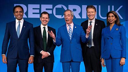 Parteichef Nigel Farage (M.) setzt in seinem Schattenkabinett unter anderem auf die beiden fr&uuml;heren konservativen Minister Robert Jenrick (2. v. l.) und Suella Braverman (r.).