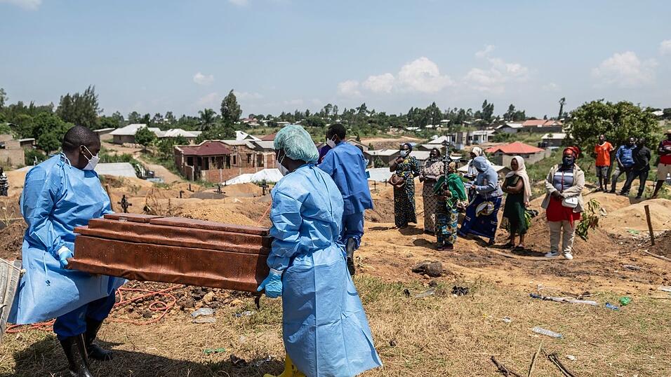 Verstorbene Ebola-Patienten sind hochansteckend und m&uuml;ssen unter besonderen Sicherheitsvorkehrungen beigesetzt werden. (Archivbild)