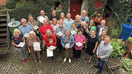 Diese stolzen Landkreisb&uuml;rger d&uuml;rfen ihren Gartenzaun k&uuml;nftig mit einer Plakette mit der Aufschrift &bdquo;Naturgarten&ldquo; schm&uuml;cken. Rechts im Bild B&uuml;rgermeister Mathias Berger, Birgit Ertl, Landrat Bernd Sibler, Kreisvorsitzende Anna Maria Krinner und Kreisfachberaterin Petra Holzapfel, ganz links die Gastgeberin, Mechthild Kapfinger.