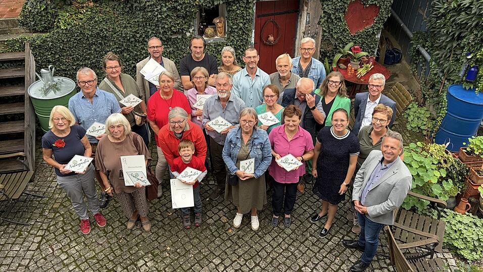 Diese stolzen Landkreisbürger dürfen ihren Gartenzaun künftig mit einer Plakette mit der Aufschrift „Naturgarten“ schmücken. Rechts im Bild Bürgermeister Mathias Berger, Birgit Ertl, Landrat Bernd Sibler, Kreisvorsitzende Anna Maria Krinner und Kreisfachberaterin Petra Holzapfel, ganz links die Gastgeberin, Mechthild Kapfinger. Diese stolzen Landkreisbürger dürfen ihren Gartenzaun künftig mit einer Plakette mit der Aufschrift „Naturgarten“ schmücken. Rechts im Bild Bürgermeister Mathias Berger, Birgit Ertl, Landrat Bernd Sibler, Kreisvorsitzende Anna Maria Krinner und Kreisfachberaterin Petra Holzapfel, ganz links die Gastgeberin, Mechthild Kapfinger.