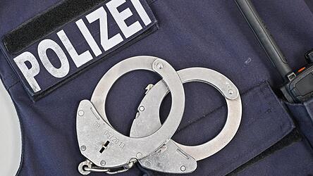Auch die dienstlichen Handfesseln seien bei sexuellen Handlungen zum Einsatz gekommen, hatte die Angeklagte behauptet. (Symbolbild) Auch die dienstlichen Handfesseln seien bei sexuellen Handlungen zum Einsatz gekommen, hatte die Angeklagte behauptet. (Symbolbild)