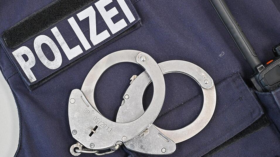 Auch die dienstlichen Handfesseln seien bei sexuellen Handlungen zum Einsatz gekommen, hatte die Angeklagte behauptet. (Symbolbild)