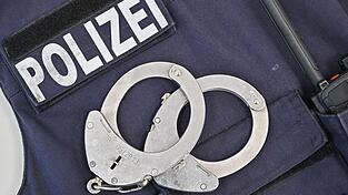 Auch die dienstlichen Handfesseln seien bei sexuellen Handlungen zum Einsatz gekommen, hatte die Angeklagte behauptet. (Symbolbild) Auch die dienstlichen Handfesseln seien bei sexuellen Handlungen zum Einsatz gekommen, hatte die Angeklagte behauptet. (Symbolbild)
