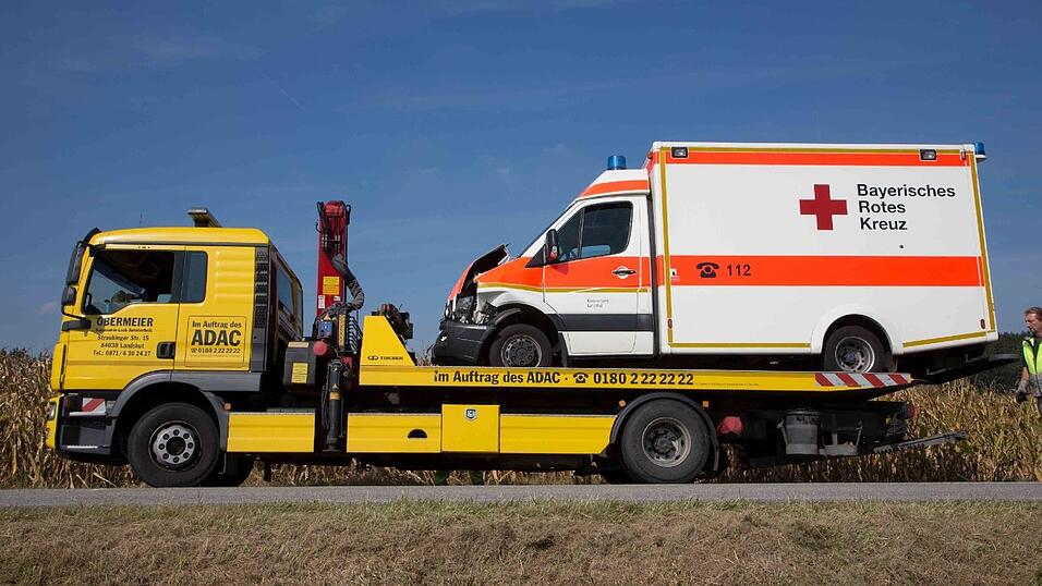Ein Sanka fuhr am Samstag auf einen Notarztwagen auf, nachdem dieser stark bremste. Vier Rettungskräfte wurden leicht verletzt. Ein Sanka fuhr am Samstag auf einen Notarztwagen auf, nachdem dieser stark bremste. Vier Rettungskräfte wurden leicht verletzt.
