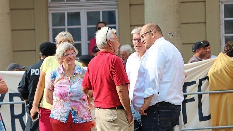 Die AfD-Bundestagsabgeordneten Gerrit Huy (links), Stephan Protschka (von rechts) und Gerold Otten im Gespräch mit einem Besucher. Die AfD-Bundestagsabgeordneten Gerrit Huy (links), Stephan Protschka (von rechts) und Gerold Otten im Gespräch mit einem Besucher.