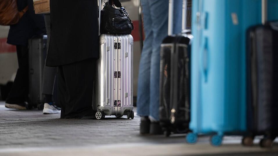 &Uuml;ber Lautsprecher werden Reisende immer wieder sensibilisiert, ihr Gep&auml;ck vor Dieben zu sch&uuml;tzen. (Illustration)