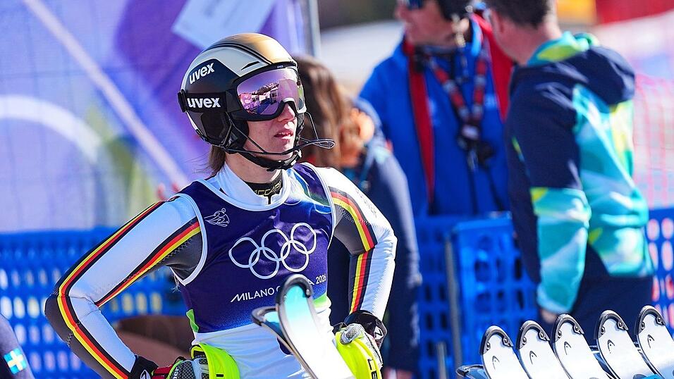 Fassungslos im Zielbereich: Lena D&uuml;rr war im Slalom auf Medaillenkurs, dann f&auml;delte sie am ersten Tor ein.