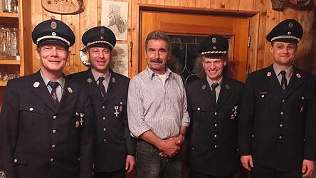 Jubilar Josef P&ouml;schl inmitten der Abordnung seiner Heimatwehr, der Feuerwehr B&auml;rndorf