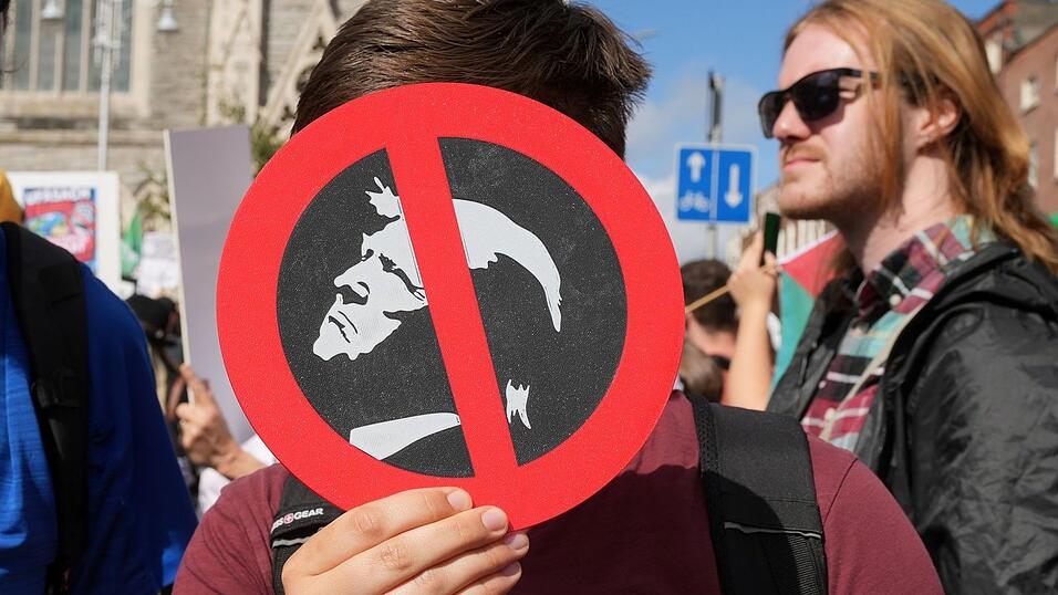 Tausende Menschen demonstrierten gegen Donald Trump während dessen Irland-Besuchs. Tausende Menschen demonstrierten gegen Donald Trump während dessen Irland-Besuchs.