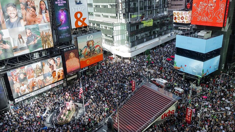 In New York nahmen laut Polizei mehr als 100.000 Menschen an Protesten teil.