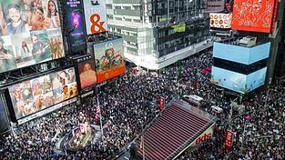 In New York nahmen laut Polizei mehr als 100.000 Menschen an Protesten teil.