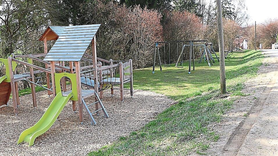 An der Einthalstra&szlig;e in Ratzenhofen gibt es schon einen Spielplatz, wo nach den Planungen k&uuml;nftig auch gekickt werden kann.