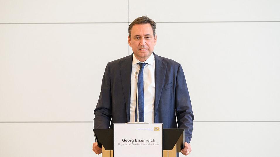 Bayerns Justizminister Georg Eisenreich (CSU) erklärt auf einer Pressekonferenz seinen Rücktritt. Bayerns Justizminister Georg Eisenreich (CSU) erklärt auf einer Pressekonferenz seinen Rücktritt.