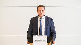 Bayerns Justizminister Georg Eisenreich (CSU) erklärt auf einer Pressekonferenz seinen Rücktritt. Bayerns Justizminister Georg Eisenreich (CSU) erklärt auf einer Pressekonferenz seinen Rücktritt.