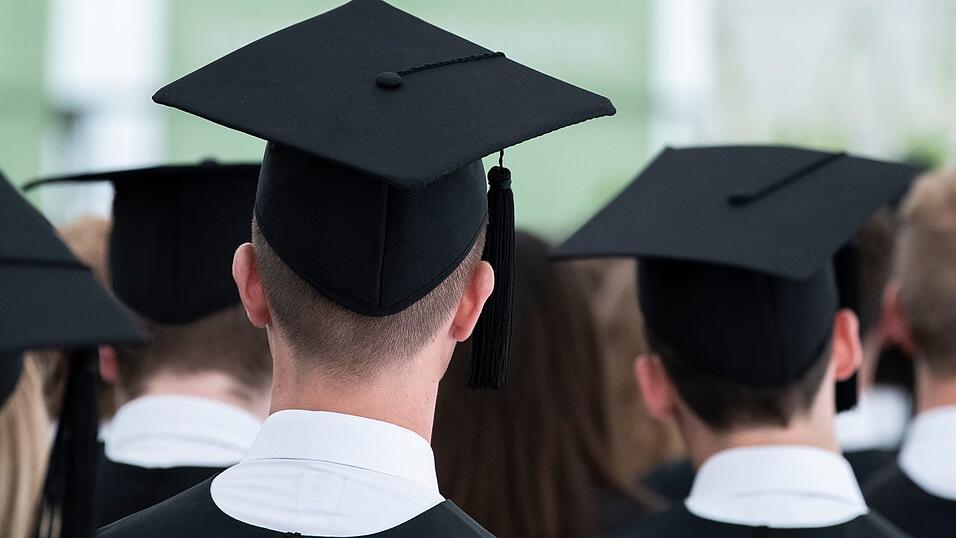 Die höchste Bachelorabschlussquote gibt es nach acht Semestern bei den Rechts-, Wirtschafts- und Sozialwissenschaften, die niedrigste bei den Geisteswissenschaften. (Archivbild) Die höchste Bachelorabschlussquote gibt es nach acht Semestern bei den Rechts-, Wirtschafts- und Sozialwissenschaften, die niedrigste bei den Geisteswissenschaften. (Archivbild)