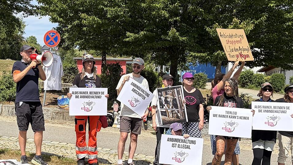 Bei ihrer Demonstration in Haibach fordern Tierschutzaktivisten ein Verbot der Anbindehaltung. Bei ihrer Demonstration in Haibach fordern Tierschutzaktivisten ein Verbot der Anbindehaltung.