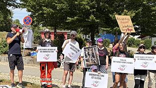 Bei ihrer Demonstration in Haibach fordern Tierschutzaktivisten ein Verbot der Anbindehaltung. Bei ihrer Demonstration in Haibach fordern Tierschutzaktivisten ein Verbot der Anbindehaltung.