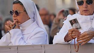 Im Vatikan wurde für den Papst gebetet. Im Vatikan wurde für den Papst gebetet.