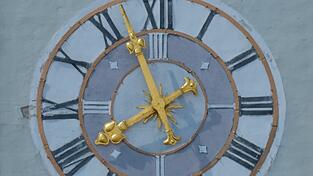 Die Stadtturmuhr steht still. Kein Zeiger bewegt sich mehr.