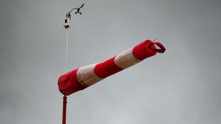 Ein Tornado hat das nordrhein-westf&auml;lische Gronau getroffen. Laut Deutschem Wetterdienst blieben weitere Unwetter in Deutschland aber weniger heftig als zun&auml;chst erwartet. (Symbolbild)