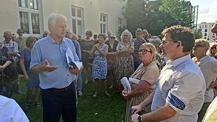 OB Thomas Haslinger (re.) mit den Sprechern der Anwohnergemeinschaft Helmut Amannnsberger (li.) und Agnes Wagner (links von Haslinger).