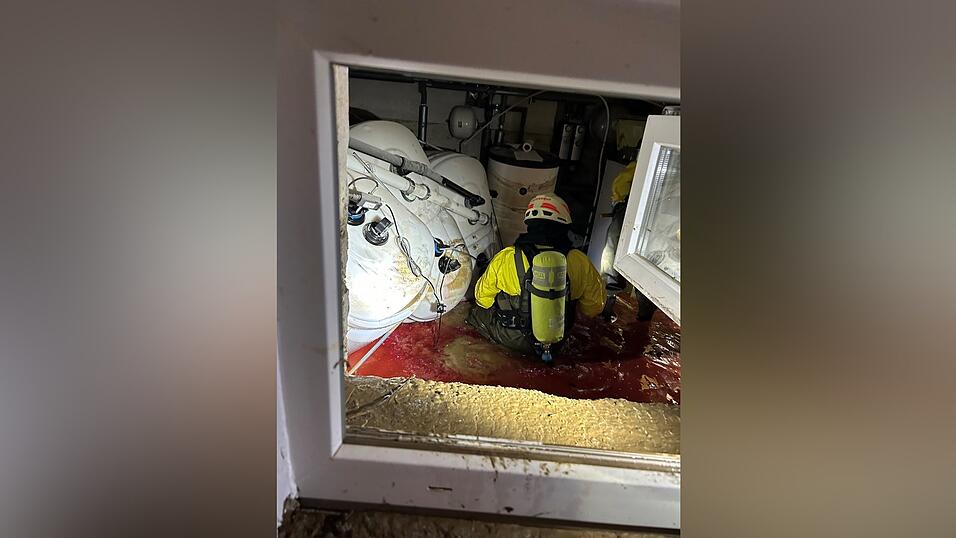 In Tegernbach hatte es die Feuerwehr auch mit ausgetretenem Heizöl zu tun.