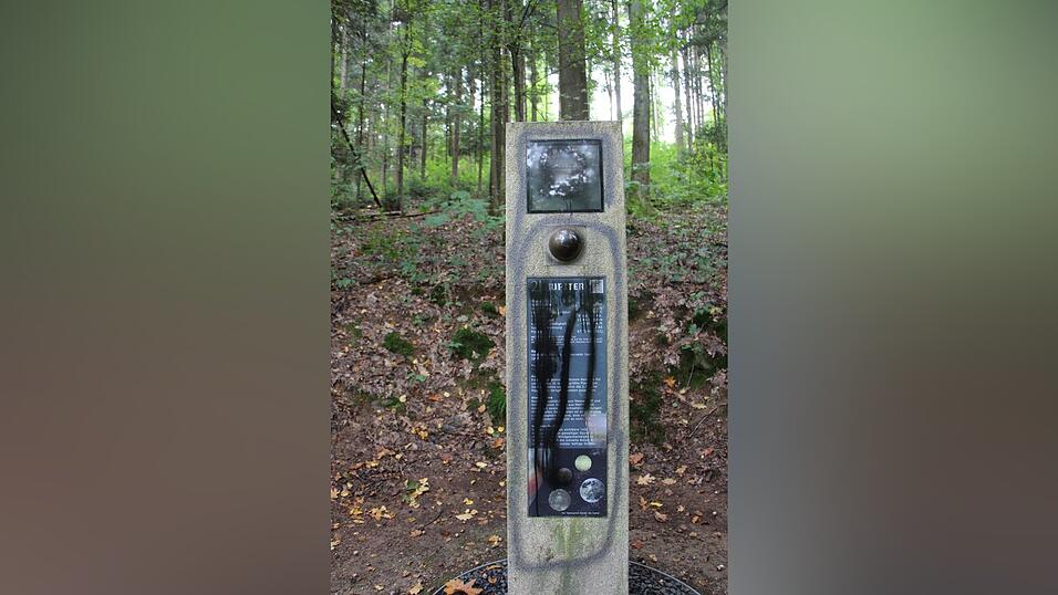 Auf einigen Stationen des Planetenwegs ist der Text kaum mehr lesbar.