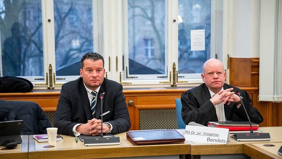 Der Angeklagte lie&szlig; sich durch drei Anw&auml;lte vertreten.