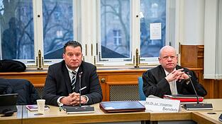 Der Angeklagte lie&szlig; sich durch drei Anw&auml;lte vertreten.