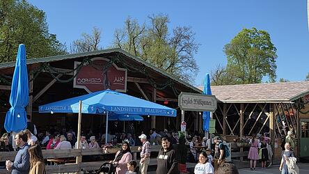Der Biergarten soll im Sommer &bdquo;gedreht&ldquo; und in Richtung Isar platziert werden. Den Stadel &bdquo;Sophie&rsquo;s Alm&ldquo; (rechts) wird es gar nicht geben, daf&uuml;r im Innenbereich einen kleinen Stehausschank.