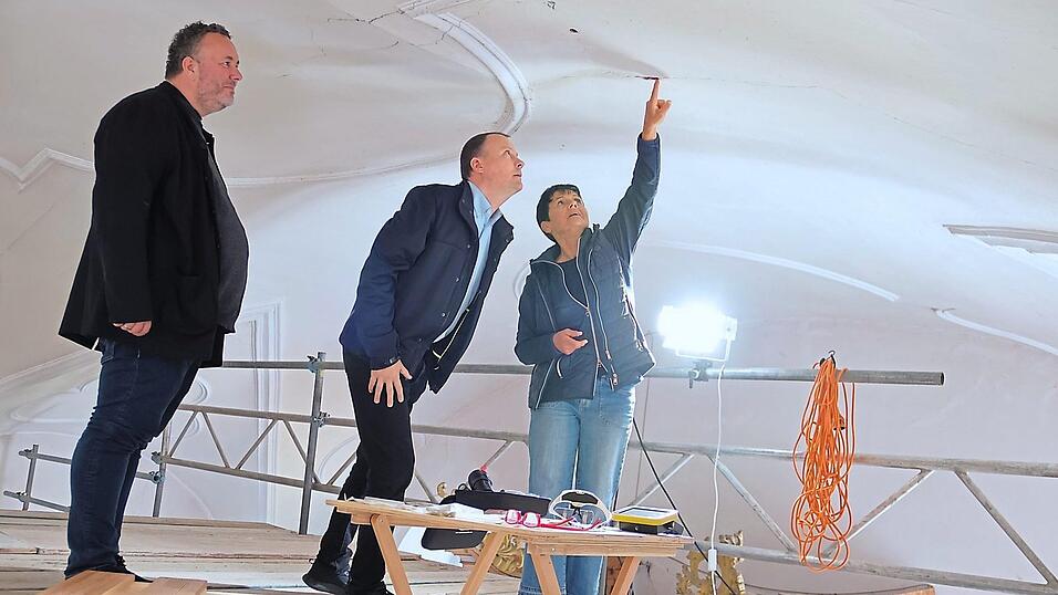 Zehn Meter &uuml;ber Fu&szlig;bodenniveau machen sich Architekt Florian Brunner und Pfarrer Matthias Kienberger mit Restauratorin Lena Stecker ein Bild von der Raumschale der Heilbr&uuml;nnl-Kirche. Die Untersuchungen dienen der Vorbereitung der Innensanierung.