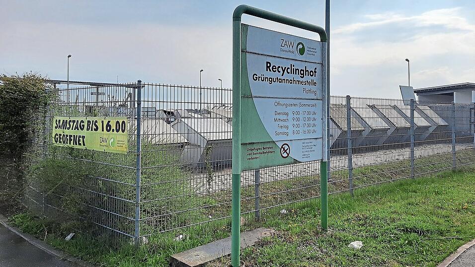 Der Plattlinger Recyclinghof im Industriegebiet: Container und Abladestellen für Gegenstände aller Art und Grüngut. Der Plattlinger Recyclinghof im Industriegebiet: Container und Abladestellen für Gegenstände aller Art und Grüngut.