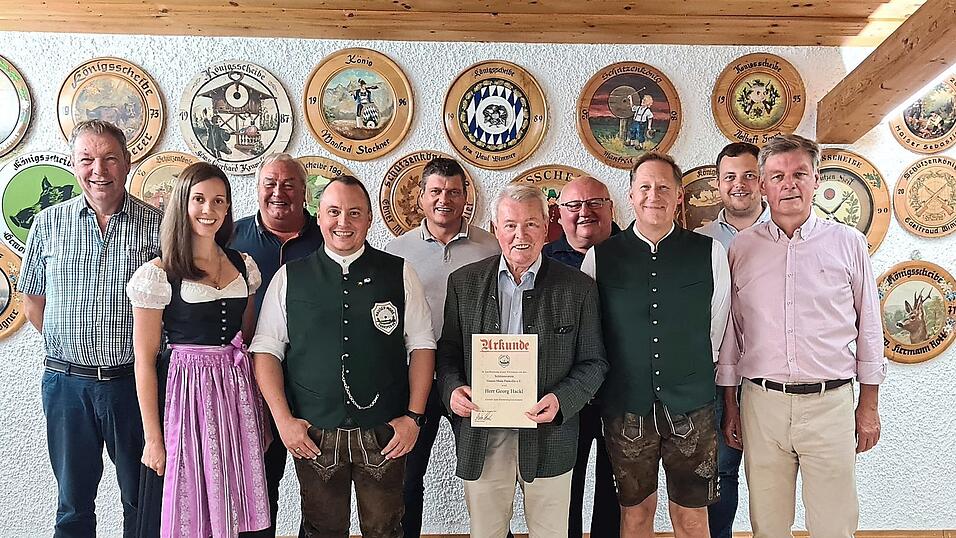 Vorstandschaft und Ehrengäste: (v. l.) Franz Nothaft (Böllerschützen), Schriftführerin Hanna Kritzenberger, dritter Bürgermeister Max Thoma, Schützenmeister Markus Gegenfurtner, Oliver Leipold, Ehrenmitglied Georg Hackl, Stadtrat Gerhard Krampfl, Sportleiter Manfred Boblest, Kassier Sebastian Halser und Stadtrat Manfred Krämer. Vorstandschaft und Ehrengäste: (v. l.) Franz Nothaft (Böllerschützen), Schriftführerin Hanna Kritzenberger, dritter Bürgermeister Max Thoma, Schützenmeister Markus Gegenfurtner, Oliver Leipold, Ehrenmitglied Georg Hackl, Stadtrat Gerhard Krampfl, Sportleiter Manfred Boblest, Kassier Sebastian Halser und Stadtrat Manfred Krämer.