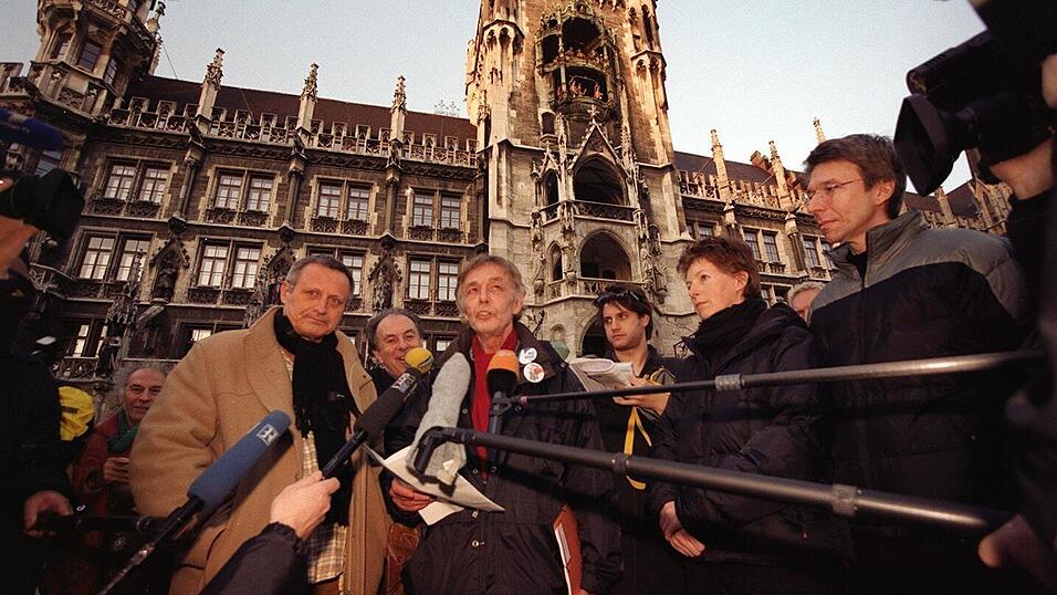 Marienplatz, Konstantin Wecker und Organisator Bencker.